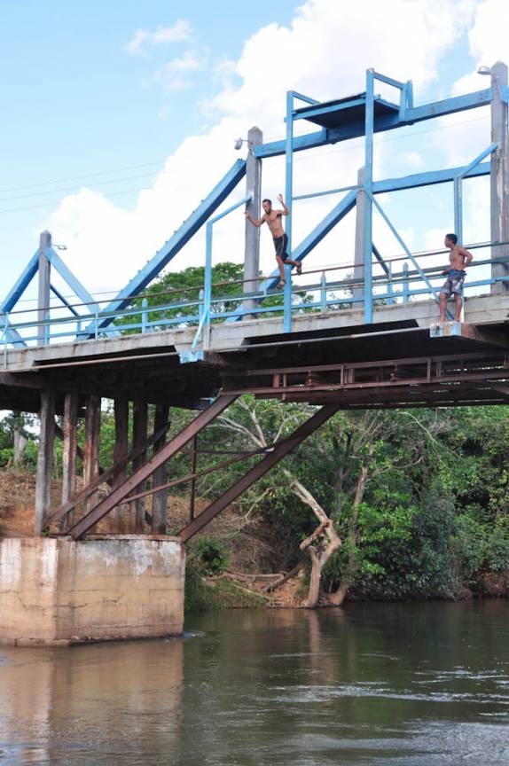 Pulando do corrimão da ponte em Ponte Alta do Tocantins, entrada do Jalapão - TO